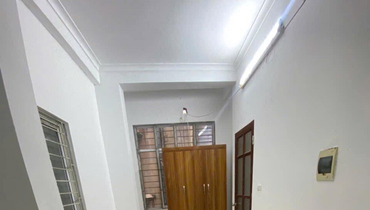 Cho thuê nhà nguyên căn ngõ 192 Lê Trọng Tấn, 50m2x3 tầng.4 ngủ. 12 triệu - cho ở nhóm, hộ GĐ, VP